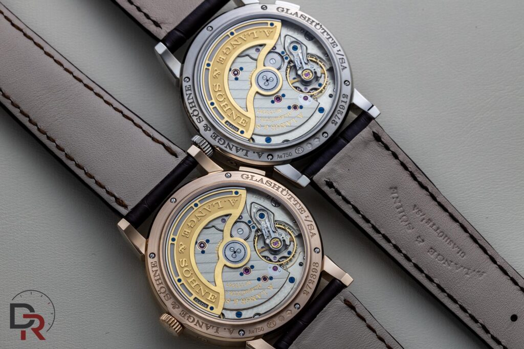 las traseras de los dos relojes juntos con calibre L207.1 de A. Lange & Söhne