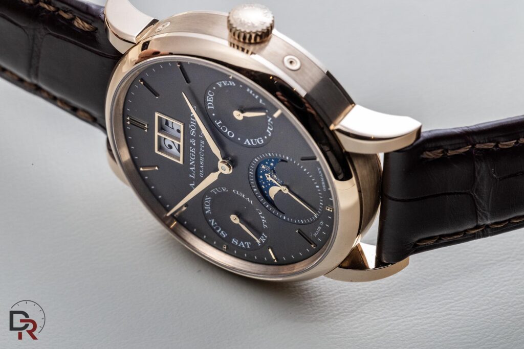 A. Lange & Söhne Saxonia Calendario Anual de lado