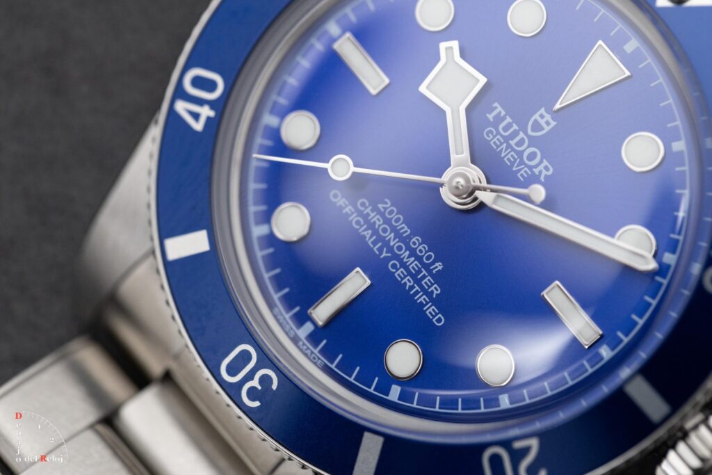 Fotografía de alta precisión macro focusing en las agujas y la tipografía impresa del dial.