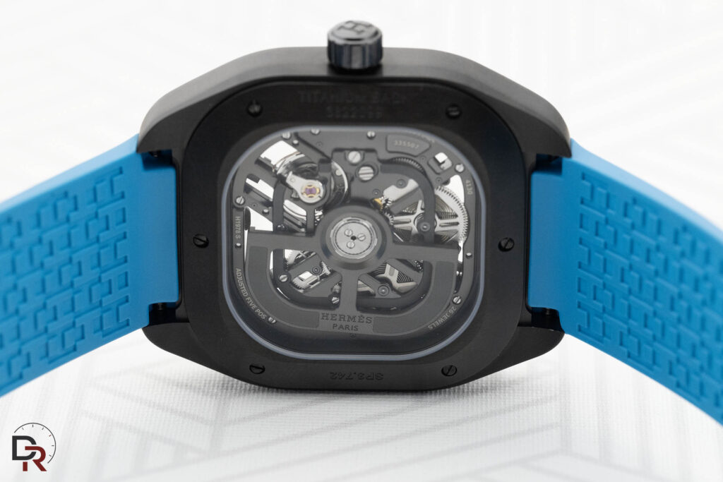 Vista lateral del reloj Hermès H08 Squelette y acabados de la caja