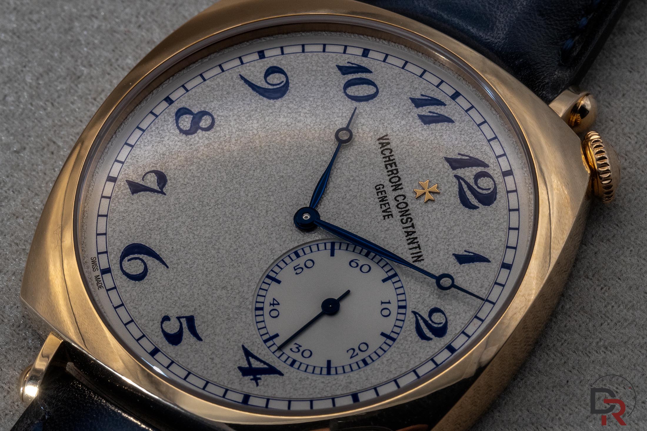 Detalle del dial granulado, numerales azules y pequeño segundero del Vacheron Constantin American 1921
