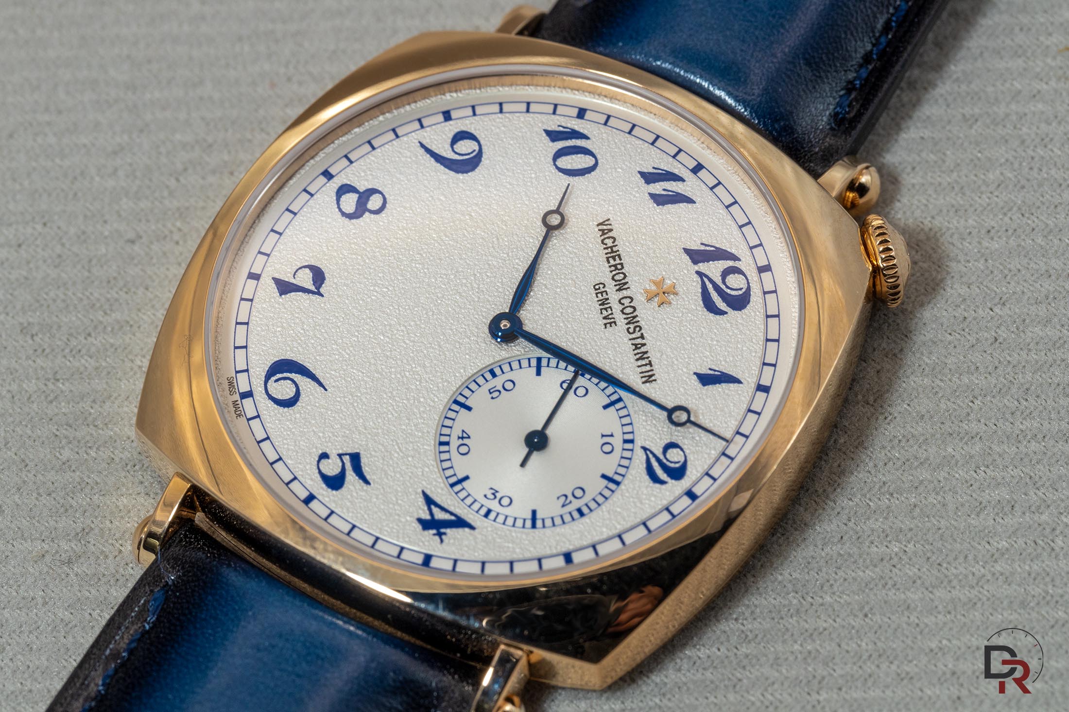 Vacheron Constantin Historiques American 1921 en caja de oro rosa de 18K con esfera granulada y agujas azules