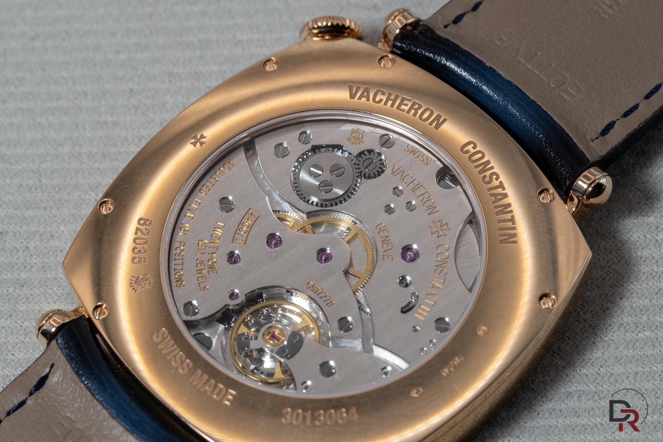 Fondo de zafiro del Vacheron Constantin Historiques American 1921 mostrando el Calibre 4400 AS con Punzón de Ginebra