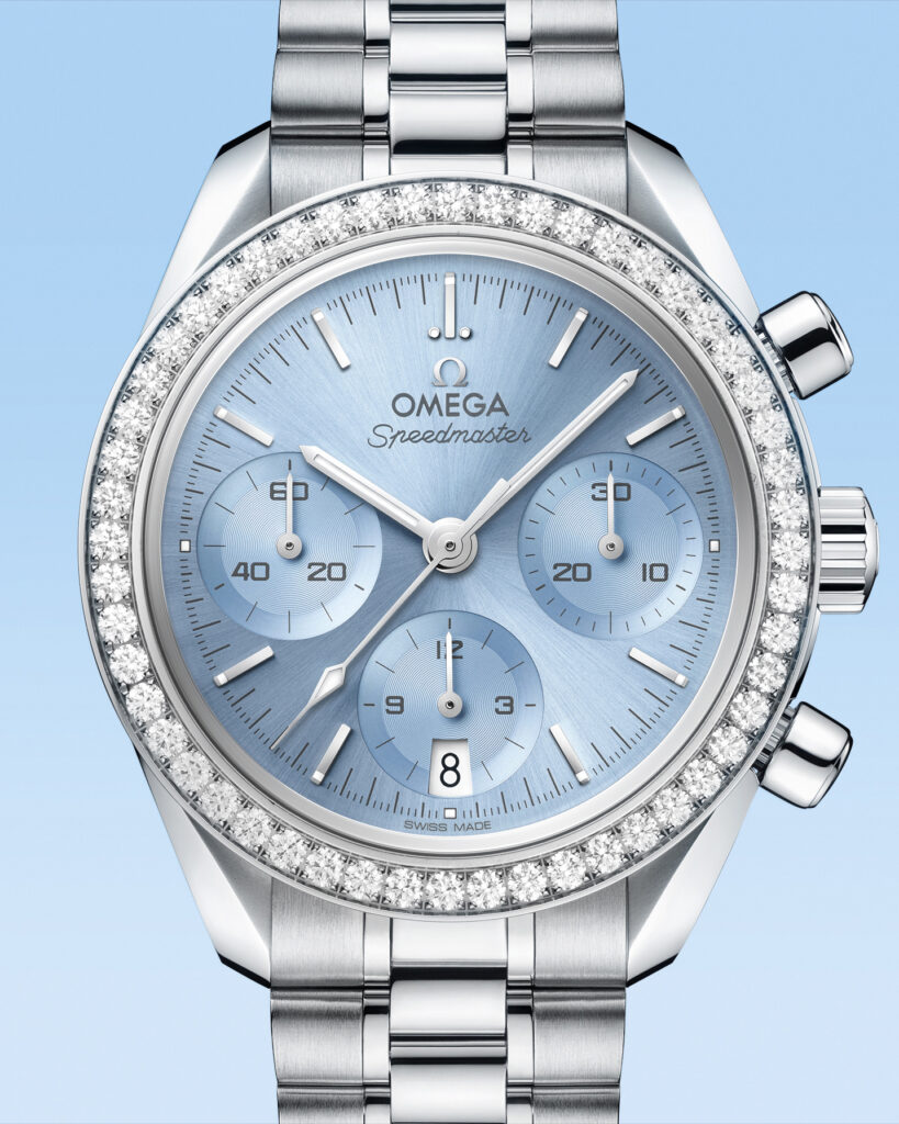 OMEGA Speedmaster 38 mm con esfera PVD azul hielo y bisel engastado con diamantes