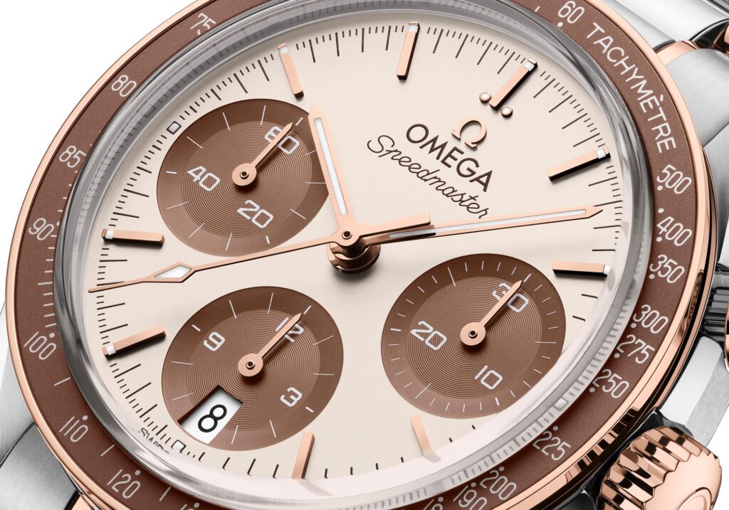 Plano detalle de la esfera marfil Cappuccino del OMEGA Speedmaster 38 mm en acero y oro Sedna