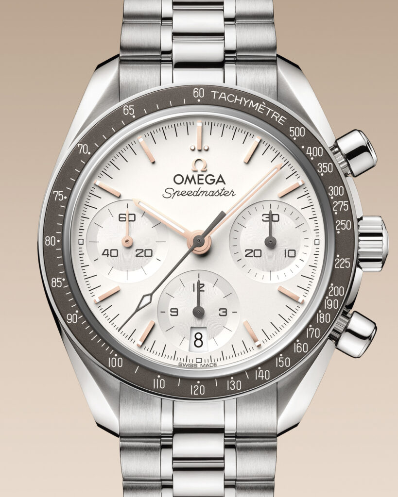 OMEGA Speedmaster 38 mm en acero con esfera plateada opalina y detalles en PVD Sedna Gold