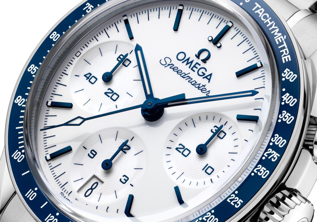 Detalle en macro de la esfera blanca lacada y subdial redondo del OMEGA Speedmaster 38 mm