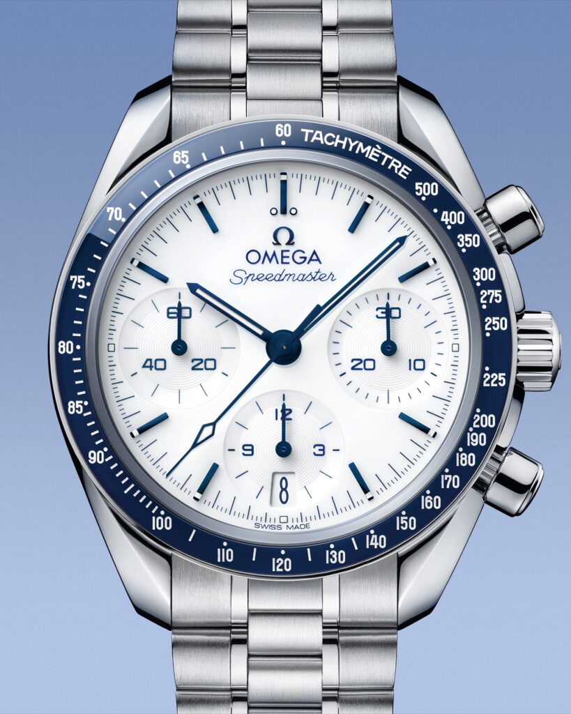 OMEGA Speedmaster 38 mm en acero con esfera blanca lacada y bisel de cerámica azul