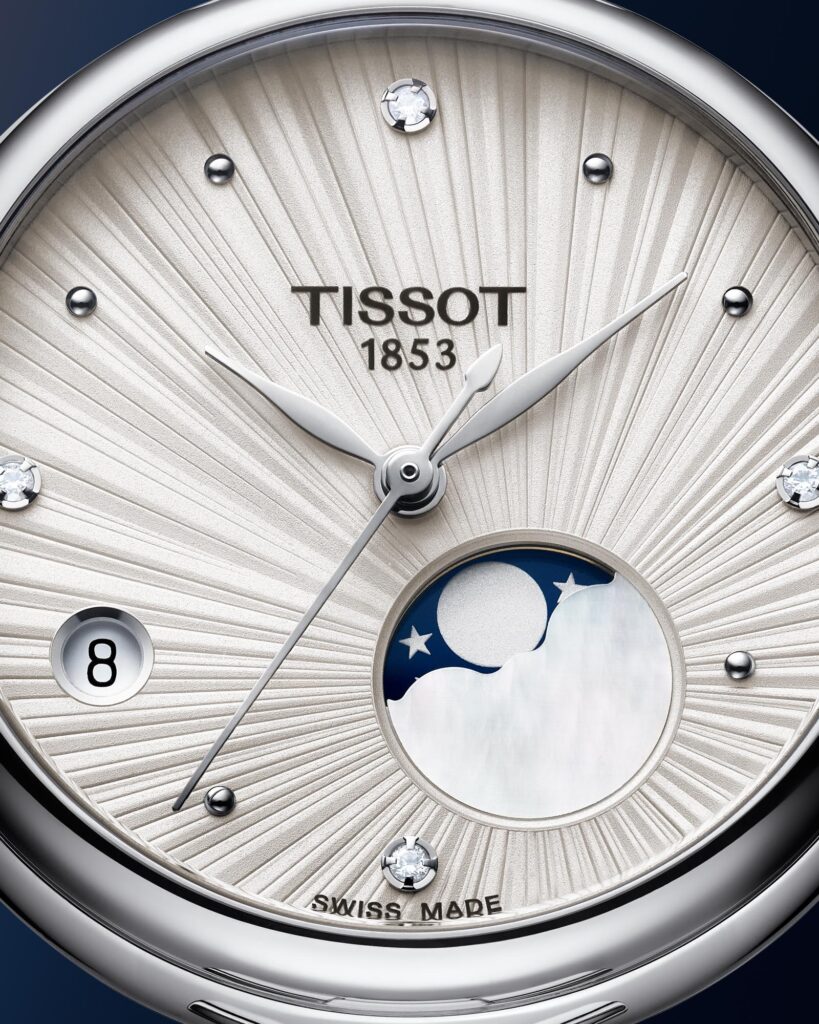 Modelo luciendo el reloj Tissot Désir Moonphase