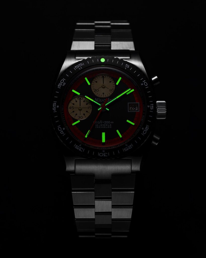 Efecto de luminiscencia Super-LumiNova en la esfera del Nivada Grenchen Autochron Orange