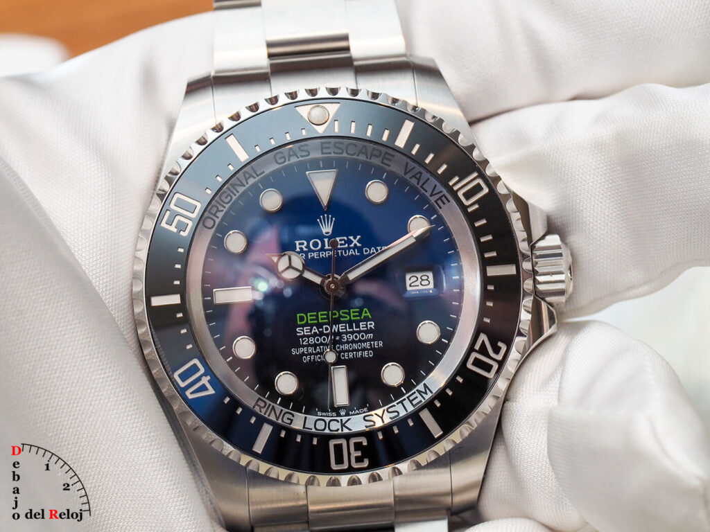 Reflejo del fotógrafo en un cristal abombado de reloj