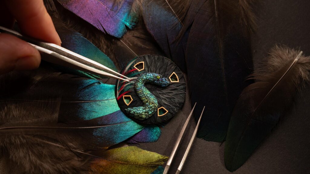 Vacheron Constantin Métiers d’Art Tribute to the Animal Kingdom serpientes de plumas haciéndolo