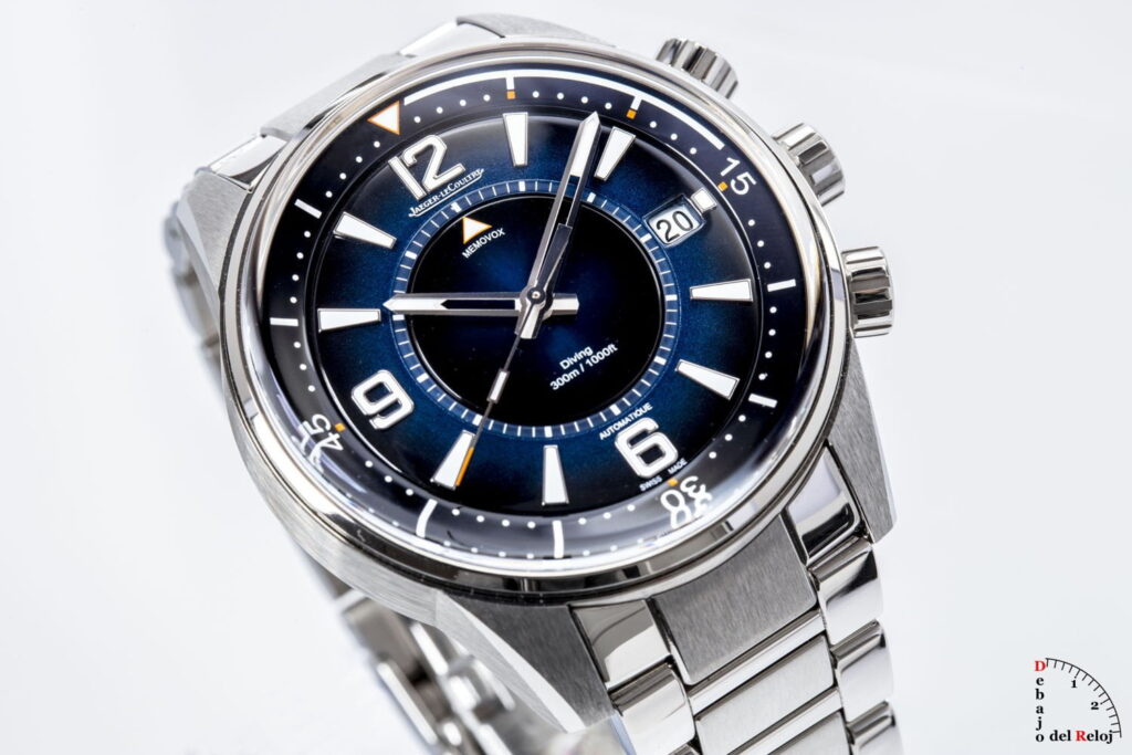 Fotografía macro de estudio del Patek Philippe Nautilus 5980/60G con esfera azul acanalada.