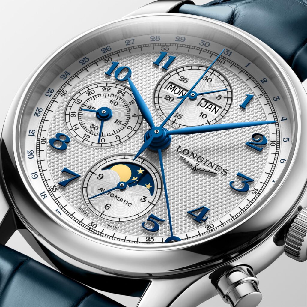 Vista frontal del Longines Master Collection Chrono Moonphase con correa de caimán azul Ref L2.962.4.73.2