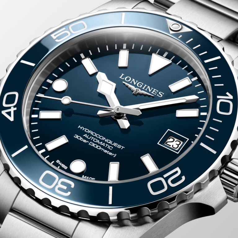Detalle de la esfera azul y bisel cerámico Longines HydroConquest