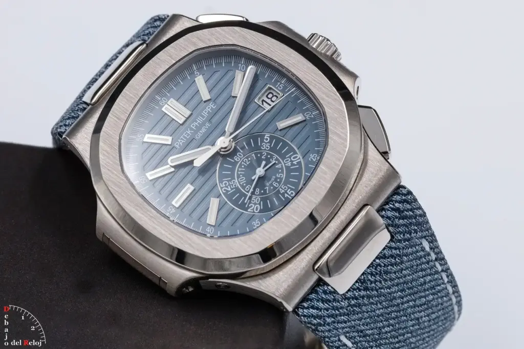 Fotografía macro de estudio del Patek Philippe Nautilus 5980/60G con esfera azul acanalada.