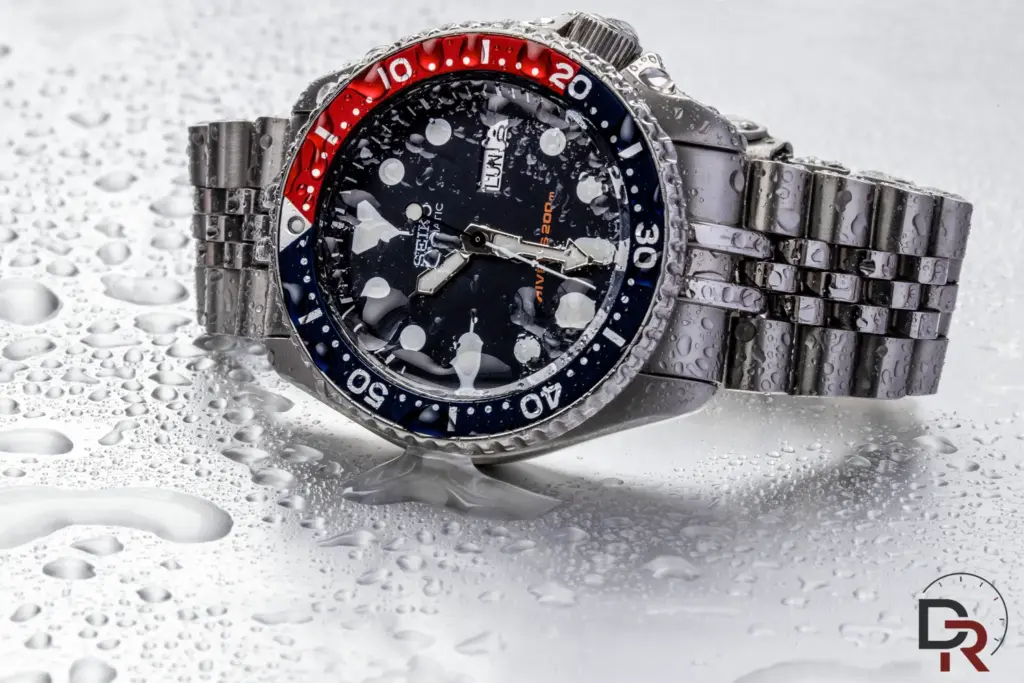Fotografía macro del reloj de buceo Seiko SKX009 mostrando los detalles del bisel Pepsi.