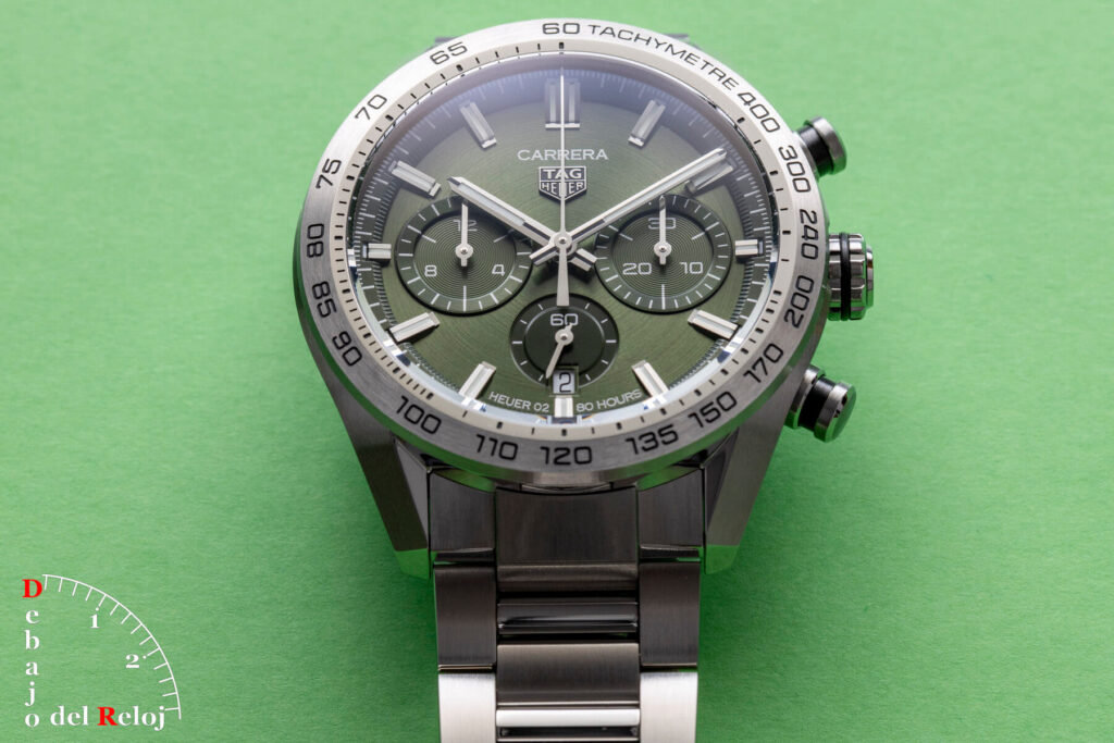 Fotografía macro de la esfera verde cepillada y bisel cerámico del TAG Heuer Carrera Sport 44.