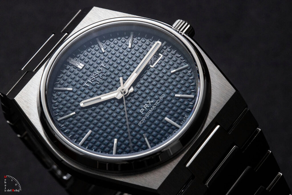 Plano detalle de la textura en relieve tipo gofre del dial del Tissot PRX Powermatic 80.