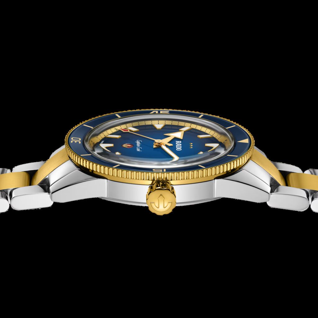 Rado Captain Cook x European Cricket con bisel de cerámica azul y detalles en PVD oro