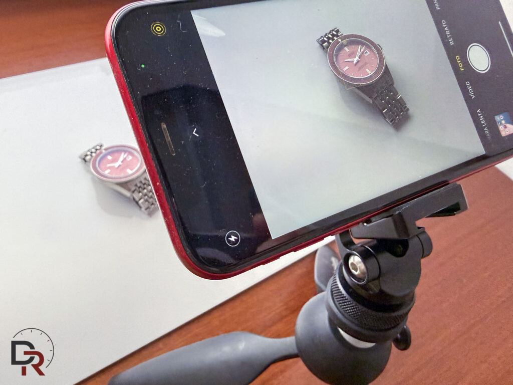 Teléfono móvil sobre trípode enfocado a un reloj
