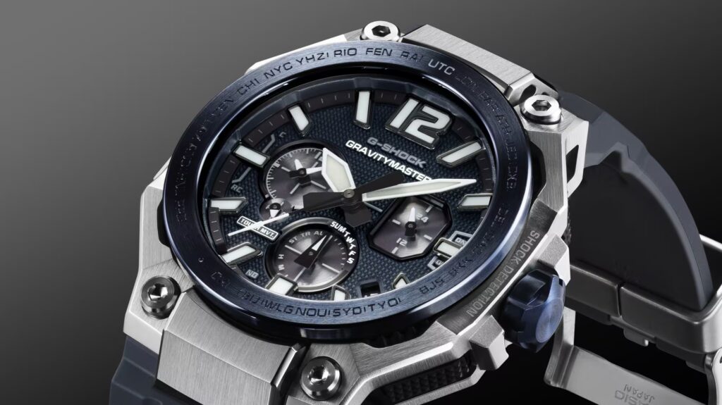 Reloj de aviación G-SHOCK GRAVITYMASTER GWR-B3000 con caja de carbono y acero, bisel azul y calibre TOUGH MVT.2 visto en plano angular.