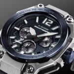 Reloj de aviación G-SHOCK GRAVITYMASTER GWR-B3000 con caja de carbono y acero, bisel azul y calibre TOUGH MVT.2 visto en plano angular.