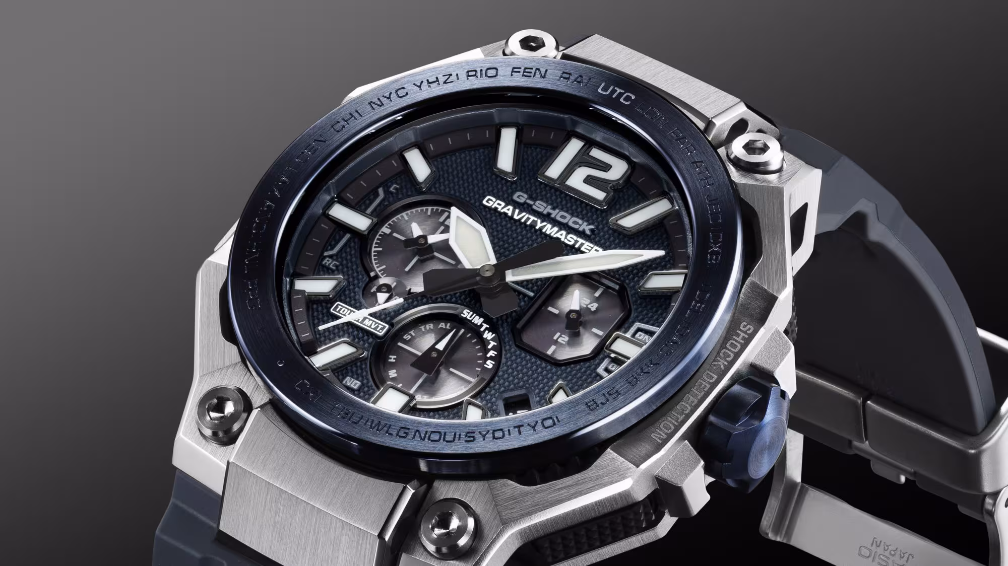 Reloj de aviación G-SHOCK GRAVITYMASTER GWR-B3000 con caja de carbono y acero, bisel azul y calibre TOUGH MVT.2 visto en plano angular.