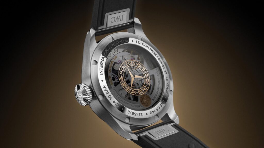 Detalle del estilo de vida y la correa de caucho negro con sistema EasX-CHANGE del IWC IW329603