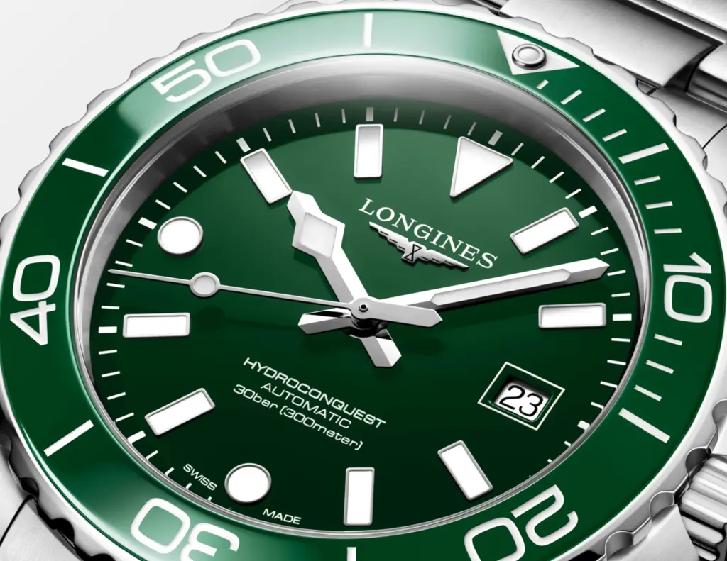 Detalle de la esfera verde oliva y bisel cerámico del Longines HydroConquest