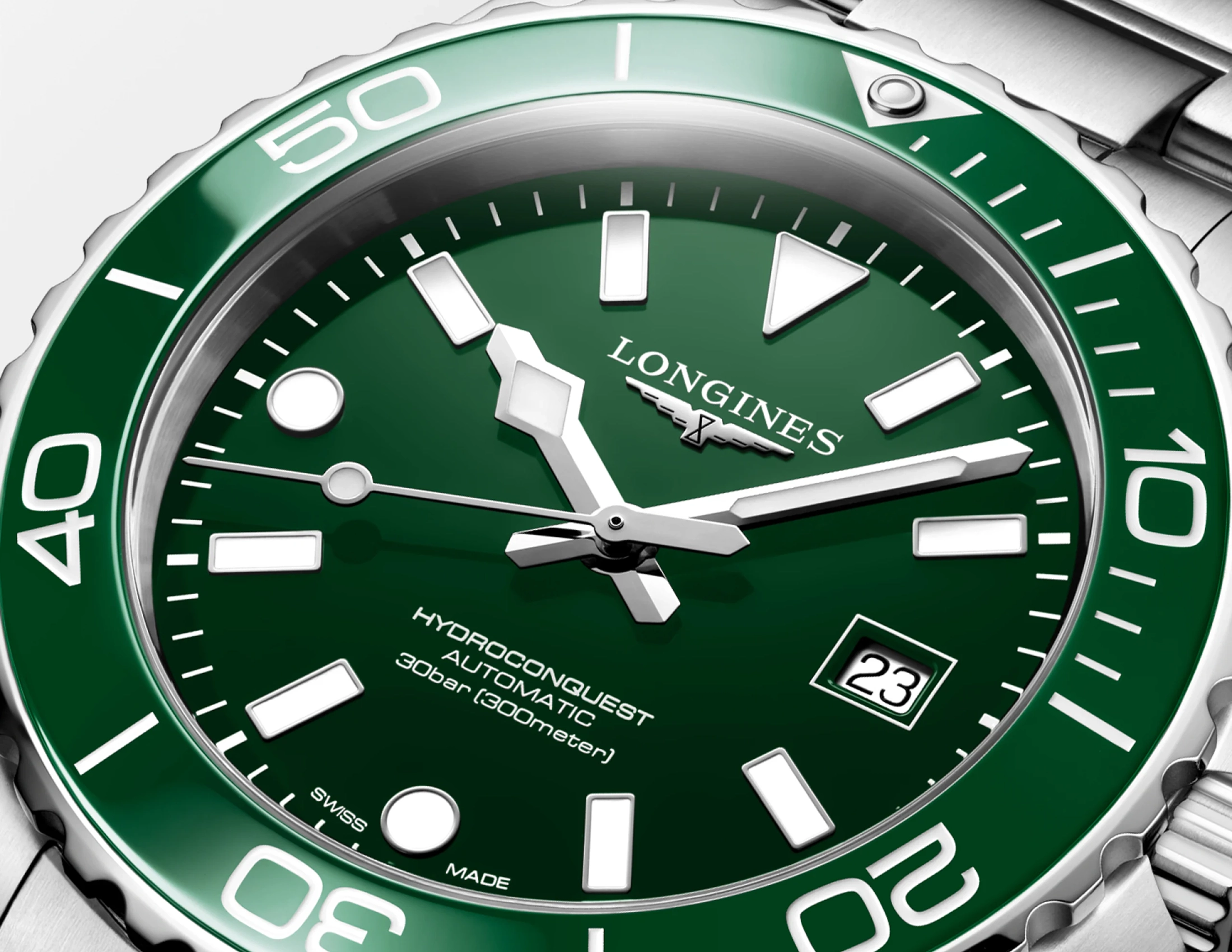 Detalle de la esfera verde oliva y bisel cerámico del Longines HydroConquest