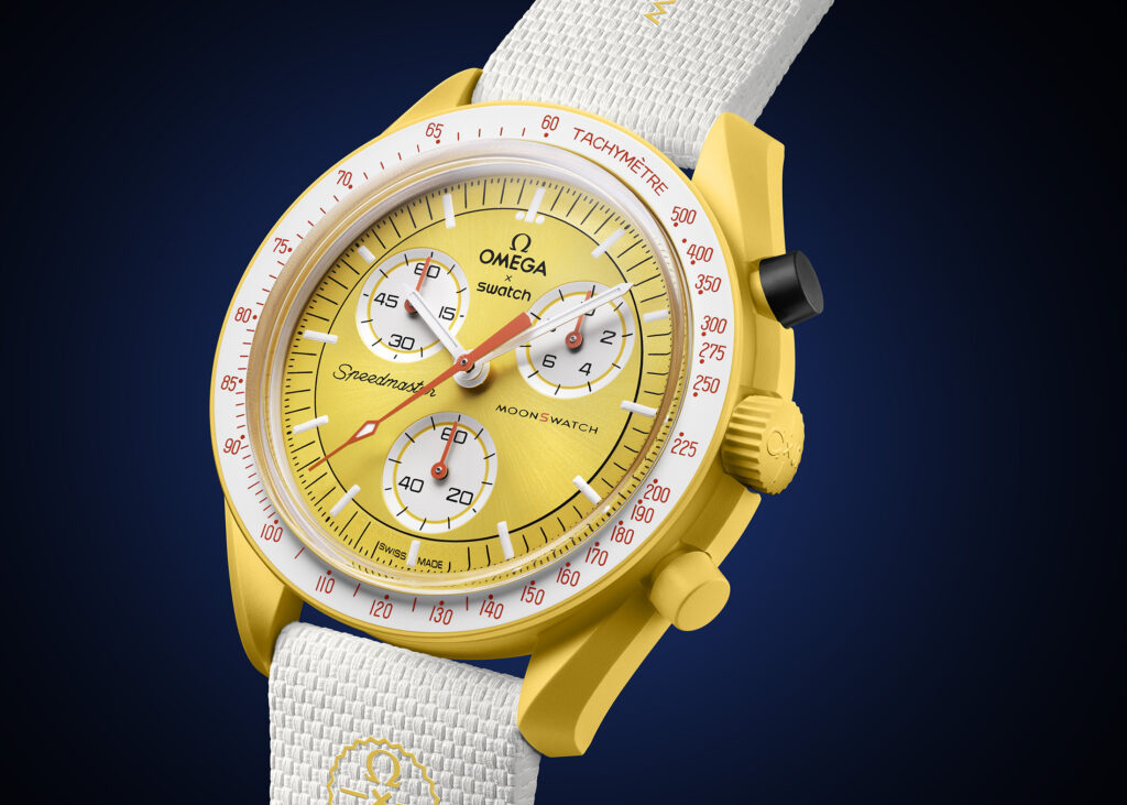 Reloj Bioceramic MoonSwatch Mission to the Sun Solar Eclipse mostrando el pulsador negro a las 2 y la caja amarilla