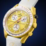 Reloj Bioceramic MoonSwatch Mission to the Sun Solar Eclipse mostrando el pulsador negro a las 2 y la caja amarilla
