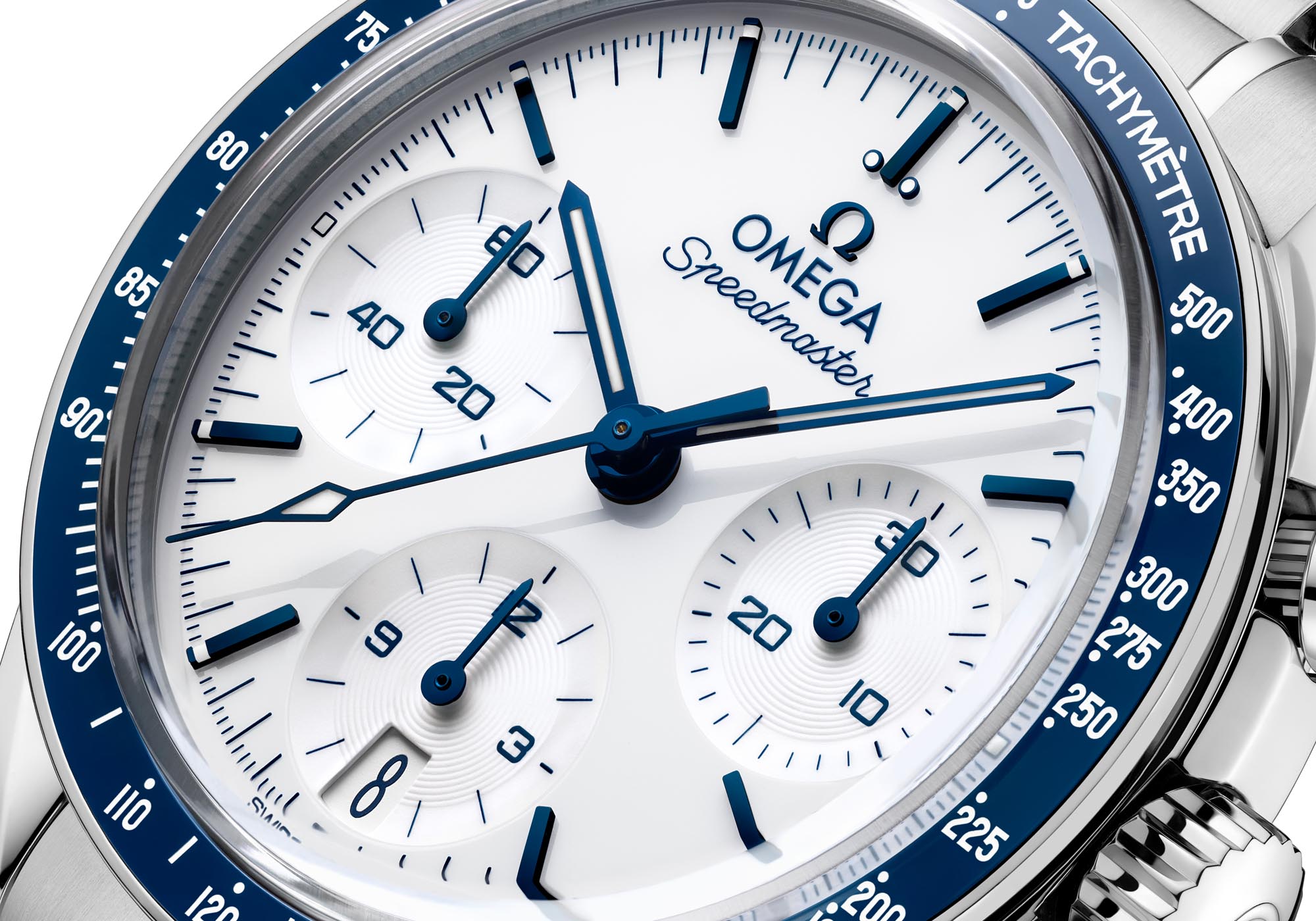 Detalle macro de la esfera blanca lacada y subdial redondo del OMEGA Speedmaster 38 mm 2026