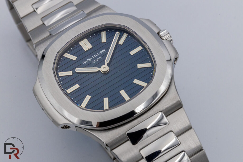 Patek Philippe Nautilus Ref. 5610/1P-001 en platino con esfera azul acanalada y brazalete integrado
