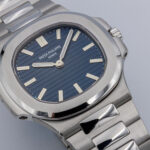 Patek Philippe Nautilus Ref. 5610/1P-001 en platino con esfera azul acanalada y brazalete integrado