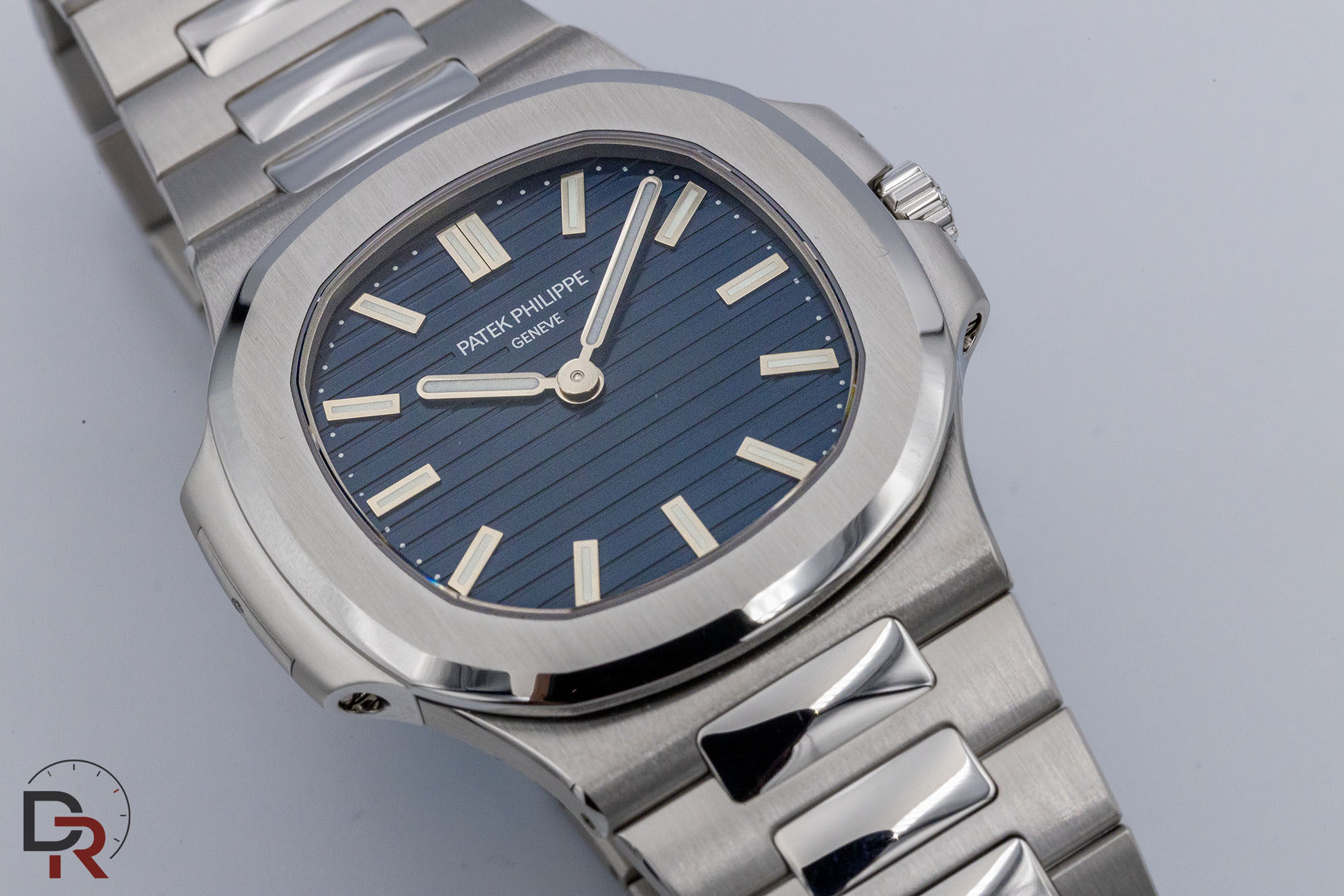Patek Philippe Nautilus Ref. 5610/1P-001 en platino con esfera azul acanalada y brazalete integrado