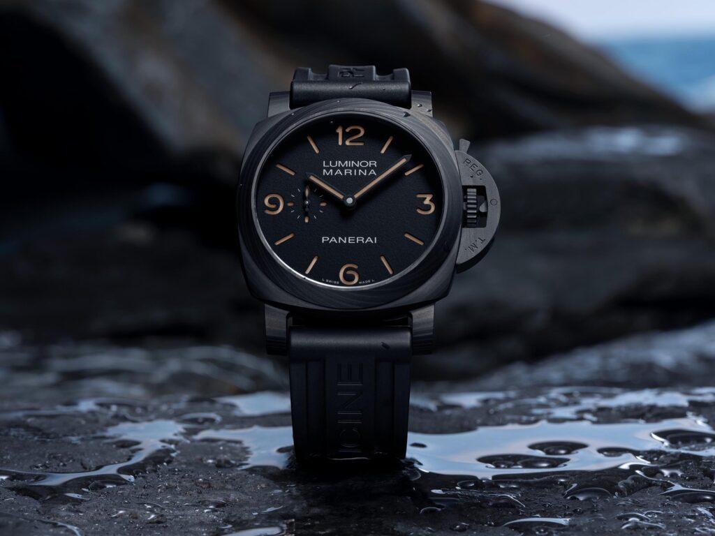 Panerai Luminor Marina PAM01707 Carbotech sobre roca