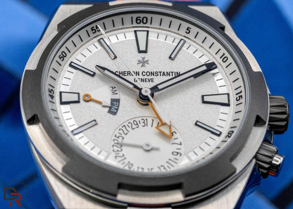 Plano detalle frontal de la esfera blanca del Vacheron Constantin Overseas Dual Time Norte