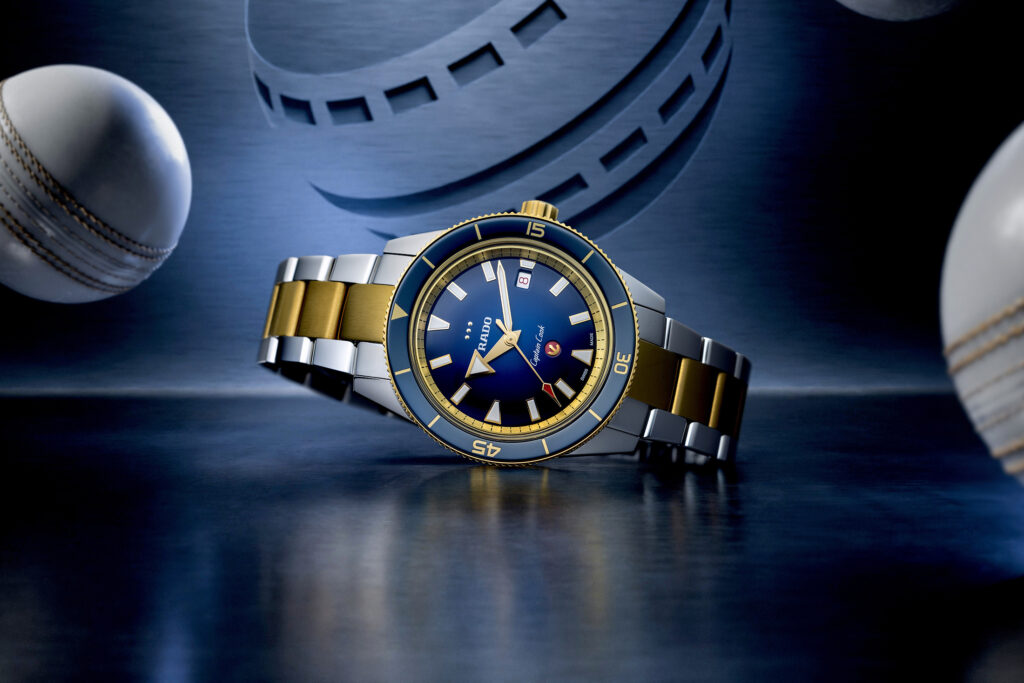 Reloj Rado Captain Cook x European Cricket Special Edition en acero y PVD oro amarillo con esfera azul degradada.