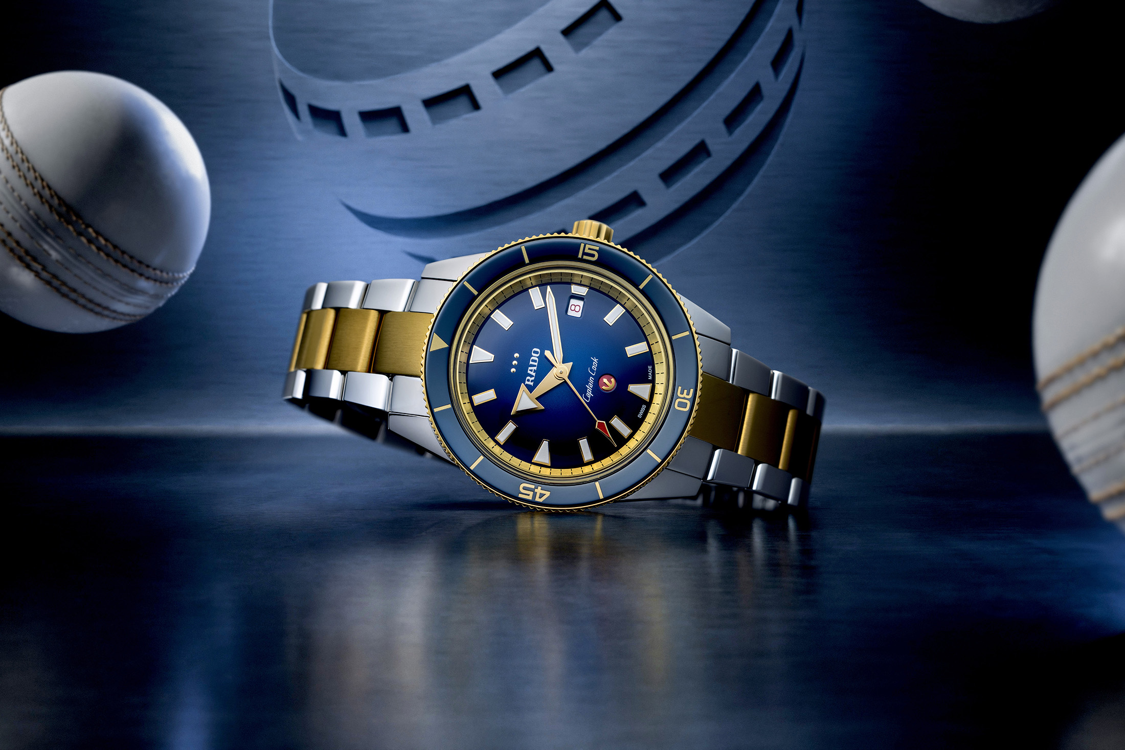 Reloj Rado Captain Cook x European Cricket Special Edition en acero y PVD oro amarillo con esfera azul degradada.