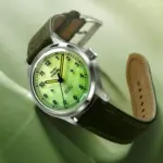 Reloj Studio Underd0g 02SERIES Mantis de frente con esfera de zafiro y Super-LumiNova