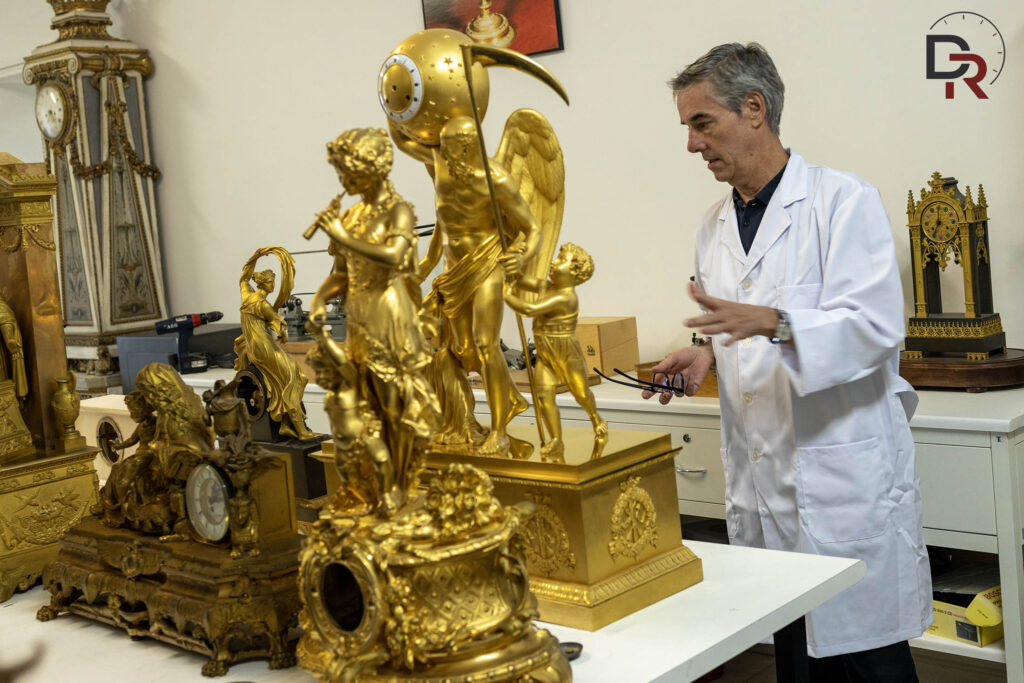 Relojero jefe en el Taller de Restauración de Relojes de Patrimonio Nacional en el Palacio Real de Madrid