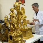 Relojero jefe en el Taller de Restauración de Relojes de Patrimonio Nacional en el Palacio Real de Madrid