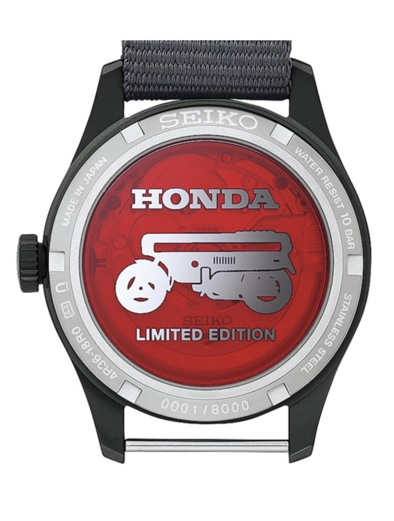 Seiko 5 Sports HDB010 Honda Motocompo en la muñeca
