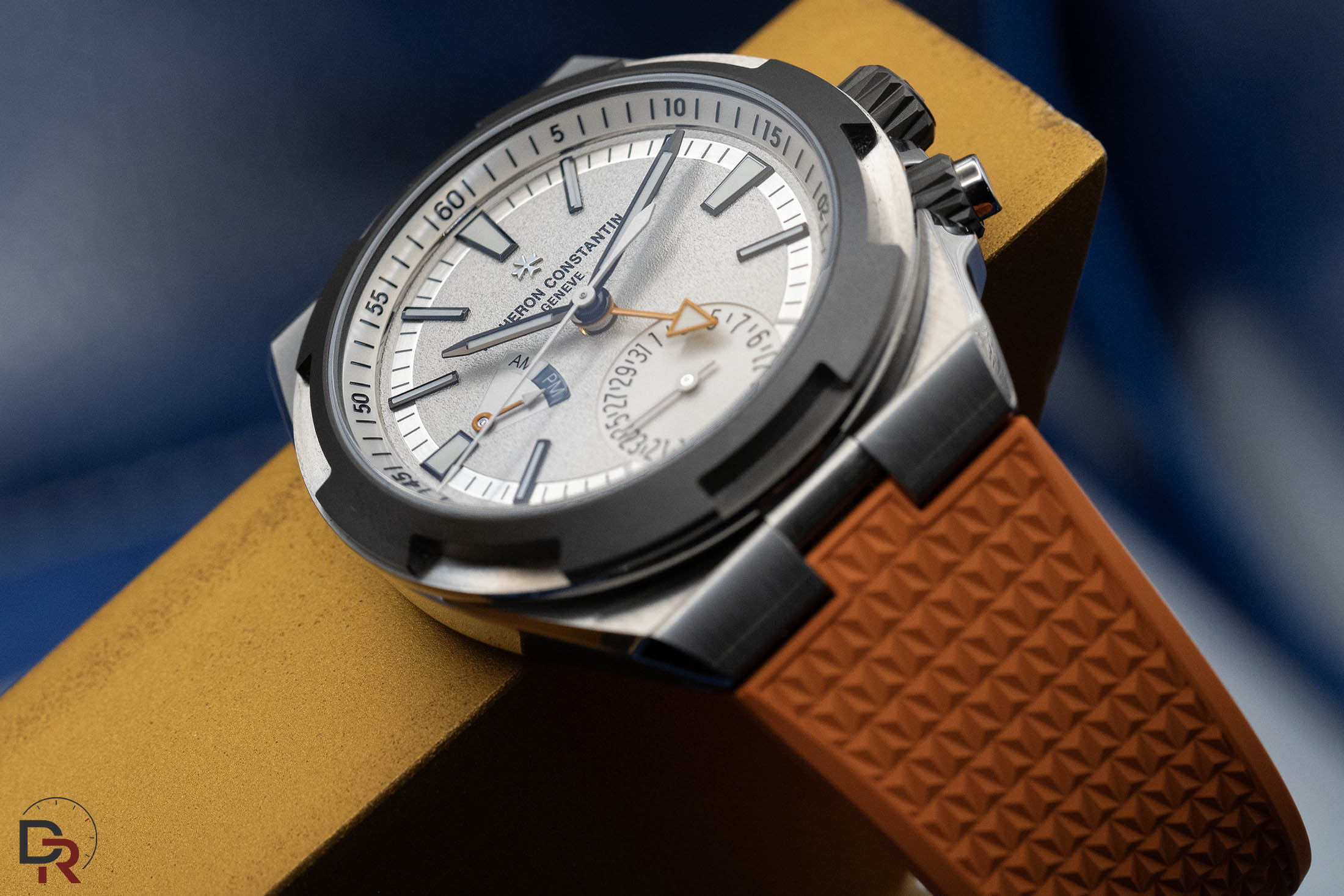Vacheron Constantin Overseas Dual Time Puntos Cardinales esfera blanca Norte con correa de caucho naranja y caja de titanio