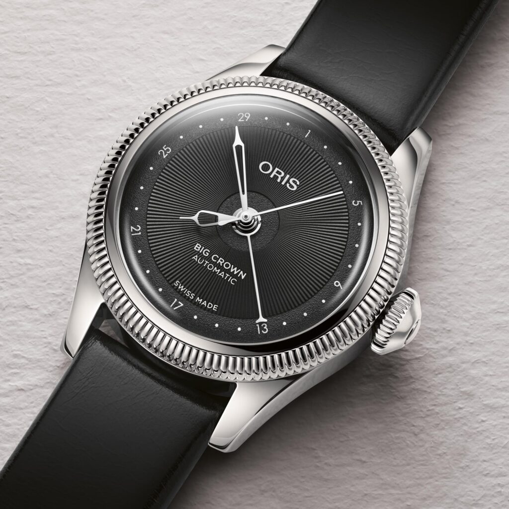 Oris Big Crown Pointer Date 29 mm detalle color negro con correa piel