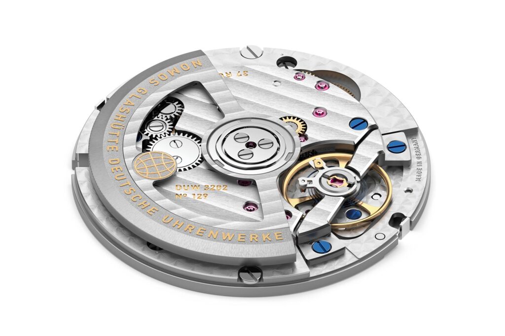 Calibre automático de manufactura NOMOS DUW 3202 con rotor decorado con globo terráqueo. inclinado