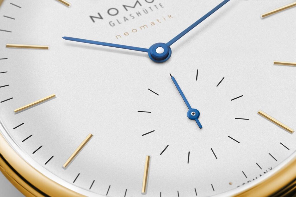 NOMOS Orion Gold Neomatik DETALLE AGUJAS AZULADAS