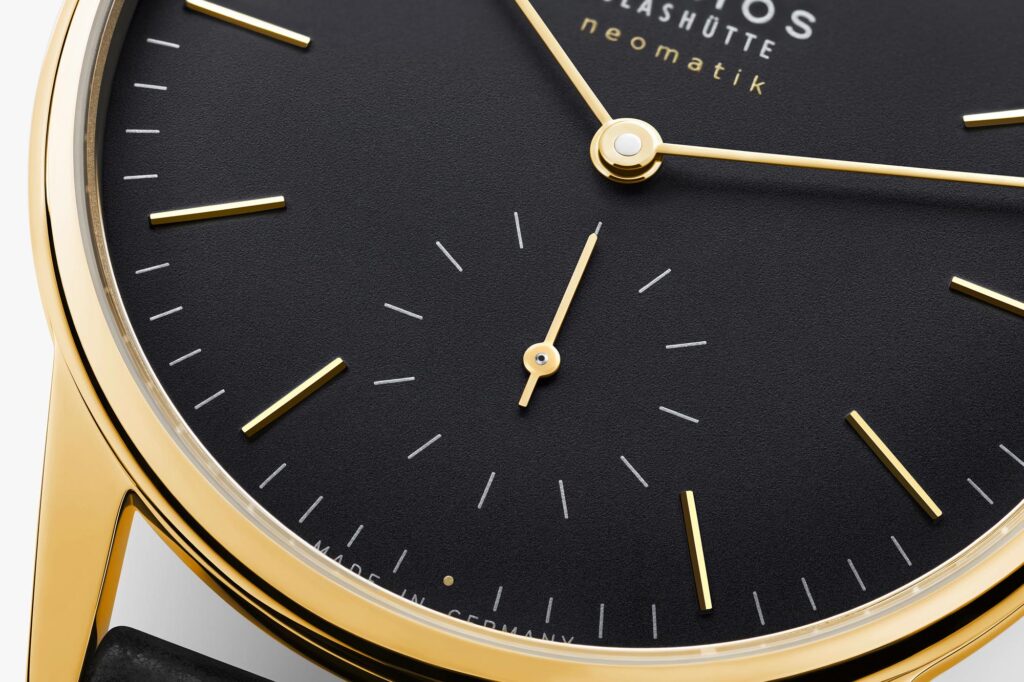 NOMOS Orion Gold Neomatik DETALLE ESFERA NEGRA